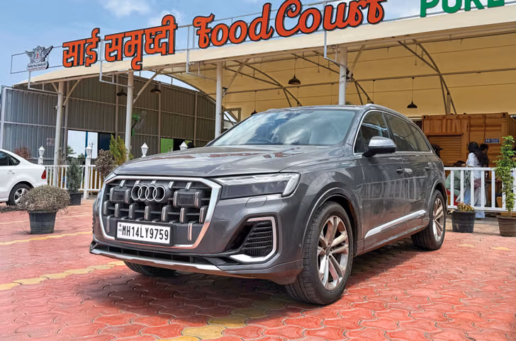 Audi Q7 front quarter static 