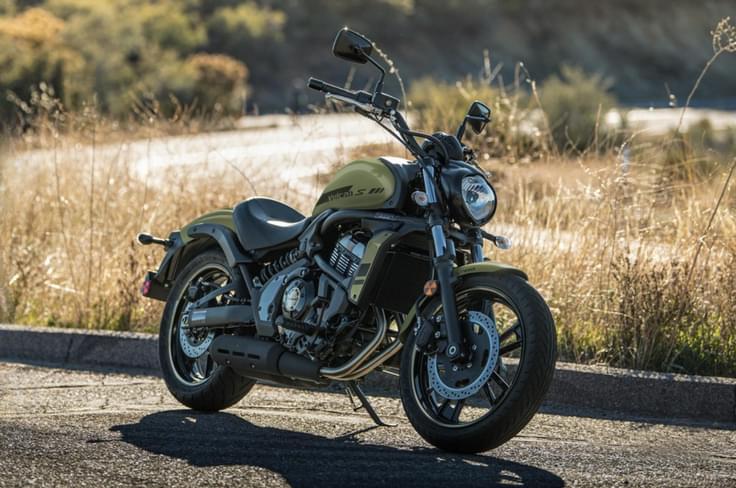 The Kawasaki Vulcan S is the brand’s larger low-slung cruiser, positioned above the Eliminator. Kawasaki Vulcan S front three quarter shot