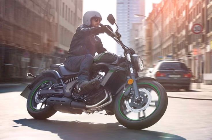 It produces 61hp and 62Nm Kawasaki Vulcan S left corner shot