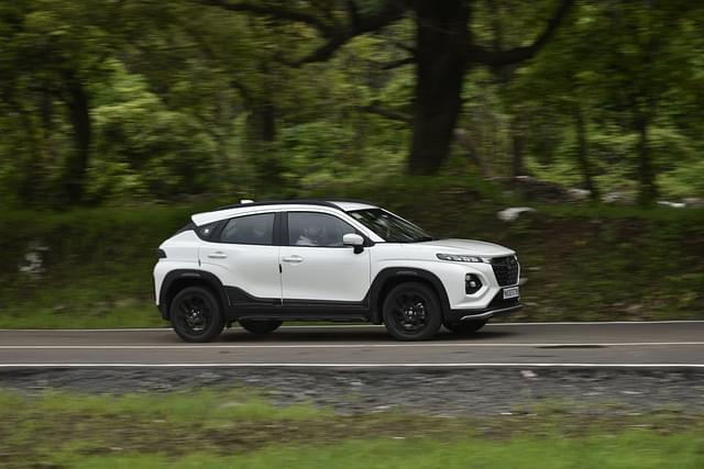 Front Right Three Quarter Image - 9140