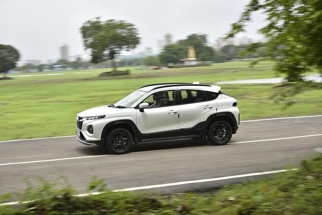 Front Right Three Quarter Image - 9147